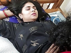 enlèvement de chemise et de lungi et sous-vêtements uniquement lécher le cul et baiser les seins romance chaude de vaishnavy et sharun raj, couple chaud mallu