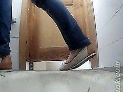 Chunky white dame with plump booty pissing on cam in the wc