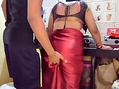 partie 2, belle-mère indienne sexy attrapée par son beau-fils tout en parlant à son petit ami