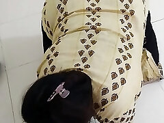 (Telugu Maid Ko Jabardast Choda) Desi Maid Fucked by the owner with condom while cleaning Room - Huge Jizz super-naughty