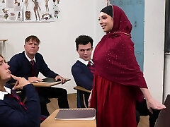 heiße college-milf kiki daire wird von vielen gefickt heiße college-milf kiki daire wird von vielen gefickt