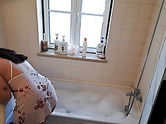 latina-frau ruft handwerker an, um den whirlpool zu reparieren latina-frau ruft handwerker an, um den whirlpool zu reparieren