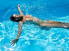 latina babe yorgelis mit großen titten schwimmt gerne latina babe yorgelis mit großen titten schwimmt gerne