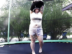 fette tätowierte milf springt und strippt auf einem trampolin fette tätowierte milf springt und strippt auf einem trampolin