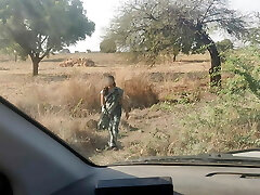 Road par ek ladki pisab kar rahi thi usko van me bula kar thoka