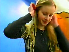 Blondes Damsel Solo Mit Dildo und Vibrator