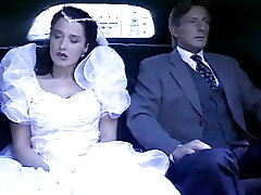 放荡的新娘乱搞她的继父在陪同她到祭坛的豪华轿车
