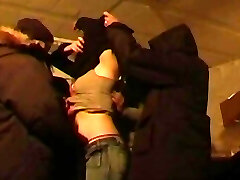 گروهی از dicks سخت بازی با یک دختر, از فرانسه در زیرزمین