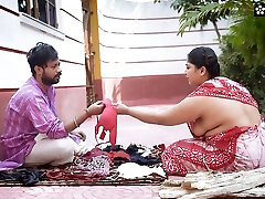 Desi Brassiere and Panty Salesman Bade Bade Dudhwali Gao ki Chhori Ko Hooter-sling ke badale Chod Diya Maje Lekar ( Hindi Audio )