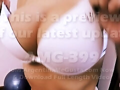 Busty Latina Montrant Cameltoe & Cul Rond Dans 