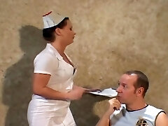 Infirmière baise en bas et uniforme Infirmière baise en bas et uniforme