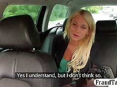 Chauffeur de Taxi reçoit une forme inhabituelle de paiement pour la balade Chauffeur de Taxi reçoit une forme inhabituelle de paiement pour la balade