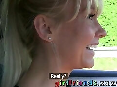 Les copines ont torride humide du sexe chaud sur la banquette arrière d'une voiture Les copines ont torride humide du sexe chaud sur la banquette arrière d'une voiture