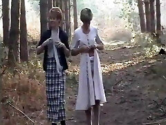 sara et jade dans les bois