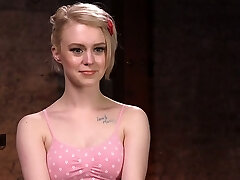 plutôt souple et tatouée, la nympho anna tyler se fait taquiner avec beaucoup de jouets plutôt souple et tatouée, la nympho anna tyler se fait taquiner avec beaucoup de jouets