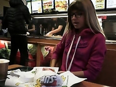 Elle Est Ringard - douche de Sperme sur ses lunettes Elle Est Ringard - douche de Sperme sur ses lunettes