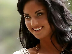 la brune sexy michelle wittenberg a une séance photo en plein air