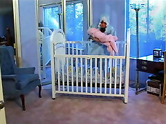 un mec nain à grosse bite adore baiser la bouche, le cul et la chatte de cette salope