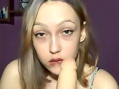 sashasweet69 suce un gode et montre une masterclass