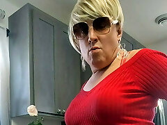 un travesti amateur sexy jouit sur l'île de la cuisine