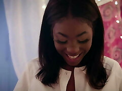 busty ebony babe baise son beau-frère après avoir révélé la puissance