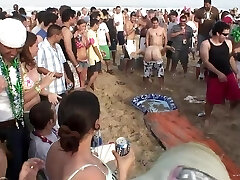 filles ivres en bikini sexy à la plage