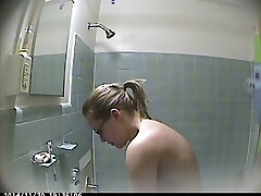 découvrez la caméra cachée de ma propre femme prenant une douche et clignotant seins