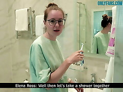 une adolescent demi-soeur a aidé son demi-frère avec la trique du matin - l'a baisé sous la douche et s'est fait prendre (sous-titres) - elena ros