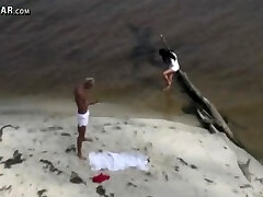 Véritable fille chaude qui se fait baiser sur la plage 