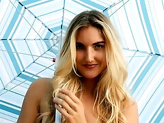 gros cul blond trentenaire modèle anna katarina de plein air strip-tease