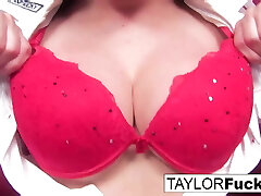 infirmière taylor joue avec ses gros seins infirmière taylor joue avec ses gros seins