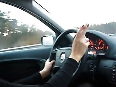 milf chaud de fumer dans la voiture