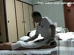 mon épouse nue obtient un massage de la un homme asiatique