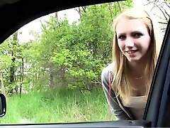 Blonde Beatrix attelage d'une voiture se fait baiser
