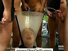 tudiantes boit de la pisse et obtient anal dans les sports d'eau gangbang
