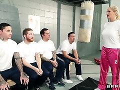 julia ann se fait défoncer la bouche et le vagin par keiran lee dans un clip de réalité