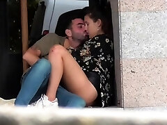 Voyeur un couple est surpris en teach de baiser en public