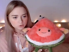 rubia hermosa juega con un dildo en web cam rubia hermosa juega con un dildo en web cam