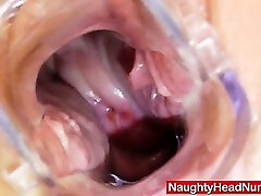 Milf brune jouant avec elle-même en gardien des uniformes Milf brune jouant avec elle-même en gardien des uniformes