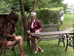 morgan et rachel sont prêtes à se faire défoncer dans le jardin