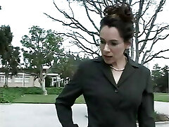 un mec chanceux arrive à embrasser et à baiser le professeur de milf plus âgé un mec chanceux arrive à embrasser et à baiser le professeur de milf plus âgé