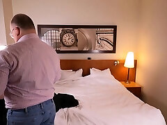 un amateur se met à quatre pattes pour se faire torturer par une salope