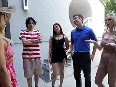 la chaude kenzie taylor et ses meilleures amies ont une fête de sexe en groupe sauvage