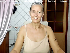 le début d'une nouvelle journée dans la cuisine avec la joyeuse lukerya