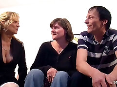 une mature allemande enseigne à un vrai vieux couple marié comment baiser à 3