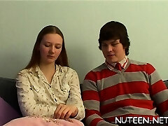 Hotty sent le sperme sur son dos après admirable de frapper Hotty sent le sperme sur son dos après admirable de frapper