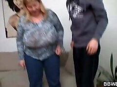 un maigrichon baise des nichons énormes un maigrichon baise des nichons énormes