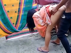 индийская деревенская чачи трахается с девер джи на открытом воздухе стоя раком