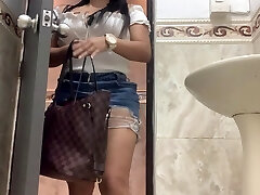 jupe courte dans les toilettes publiques (latina sexy)