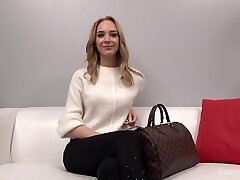 sexy étudiante en médecine, tatiana a décidé de booster ses finances en faisant des vidéos porno, de temps en temps